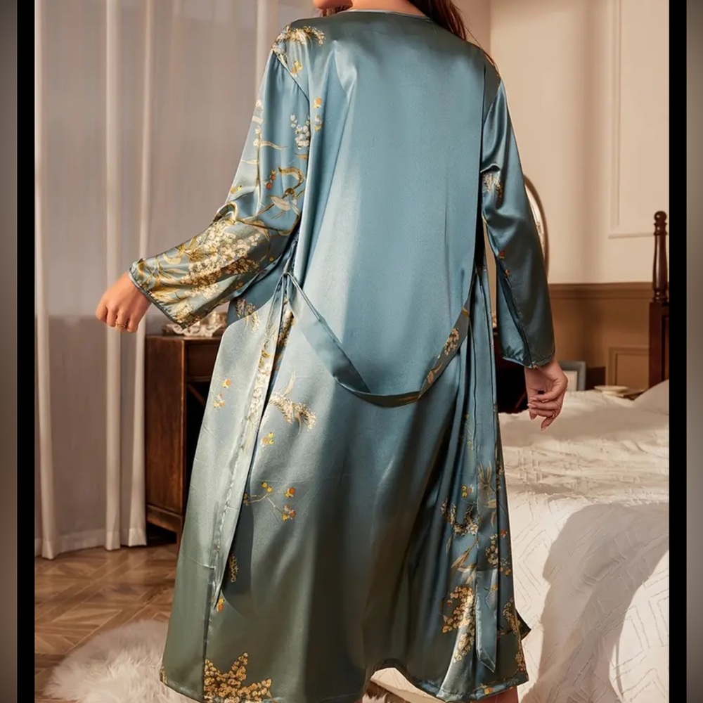 Beautiful satin robe - Picture 9 of 10